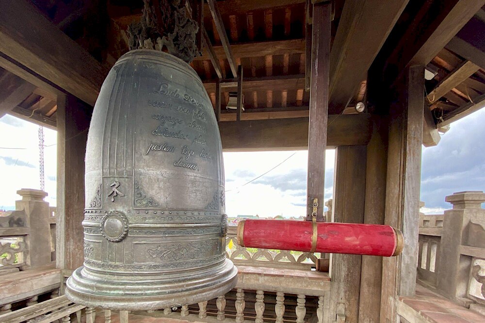 The 2-ton bronze bell features intricate carvings, symbolizing the fusion of Gothic architecture and Vietnamese culture